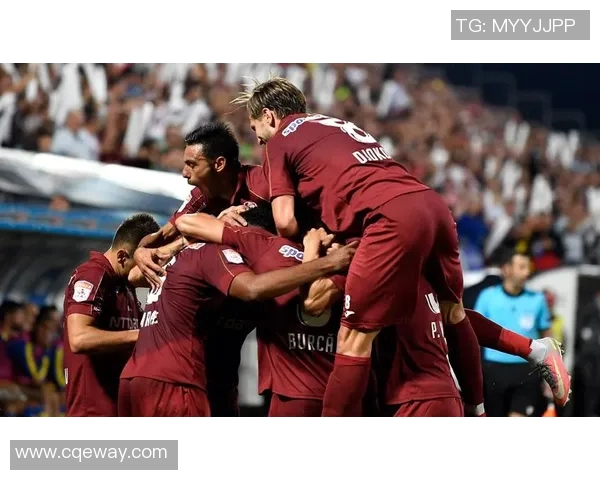 克卢日与索陆的激烈对决揭示了足球战术与团队合作的重要性